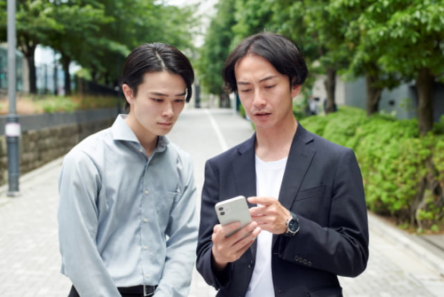 道端で相談している様子