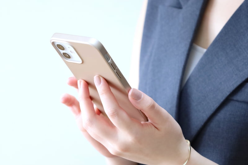 スマホで相談しているところ